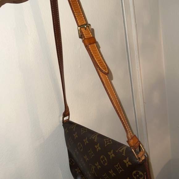 Almost new condition , very comfortable bag. 100% real. Used it few times. - Picture 4 of 9